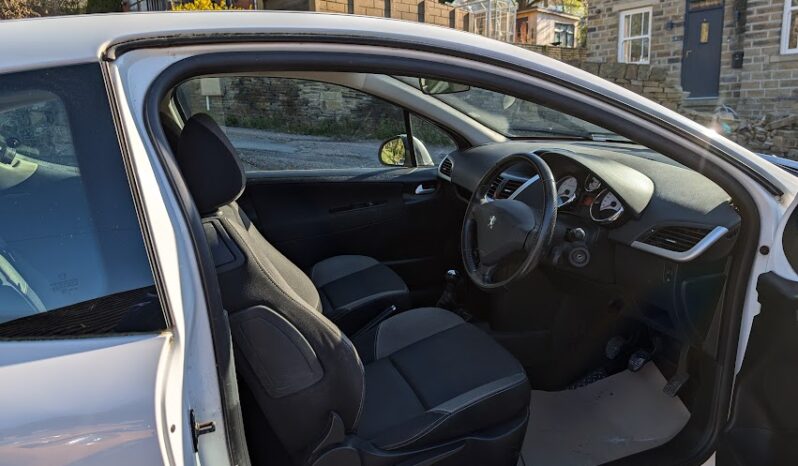 
								Used 2011 Peugeot 207 full									