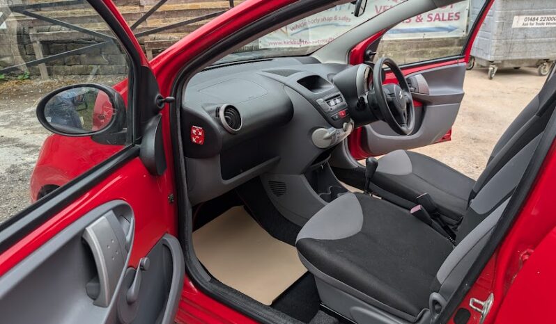 
								Used 2010 Citroen C1 full									